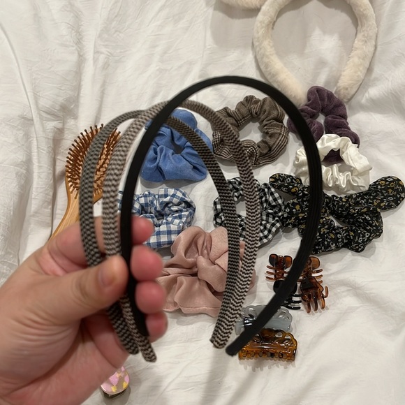 Assorted hair ties, scrunchies, headbands, wooden comb, hair clip claws - Picture 6 of 9